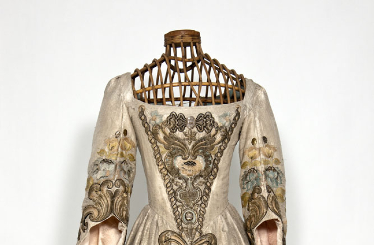 barokní šaty